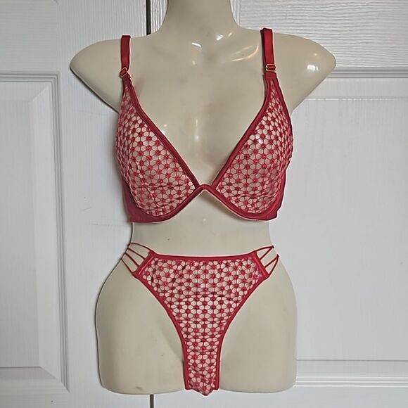 Victoria's Secret Lace Underwire Bra With Matching Underwear 32DD/ Small Red - Picture 1 of 16